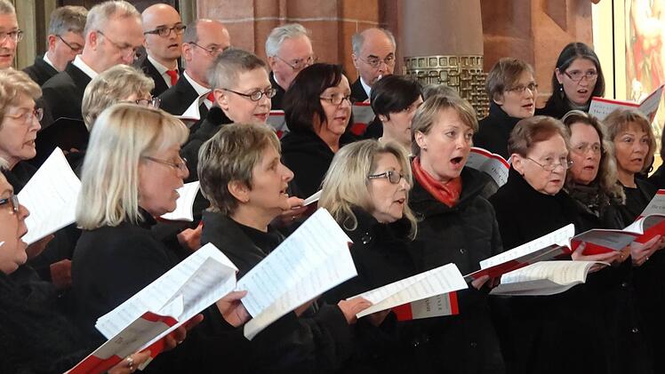 Ein ökumenisches Konstrukt: Der Laurentius Chor und der Chor Cantabile sangen gemeinschaftlich ein Oratorium über die Passion Jesu gesungen. Foto: Johanna Eckert