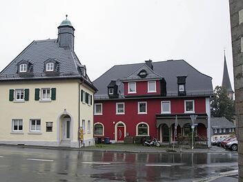 Zusammen mit dem privat sanierten Anwesen nebenan ist das generalsanierte Alte Rathaus (gelbes Gebäude links) in Presseck zu einem frischen Ensemble am Marktplatz geworden. Fotos: Klaus Klaschka
