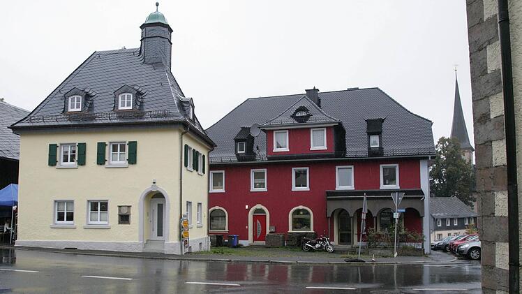 Zusammen mit dem privat sanierten Anwesen nebenan ist das generalsanierte Alte Rathaus (gelbes Gebäude links) in Presseck zu einem frischen Ensemble am Marktplatz geworden. Fotos: Klaus Klaschka