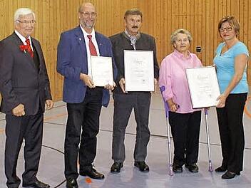 Ehrungen beim Gesangverein "Liederkranz". Im Bild (von links) Vorsitzender Hubert Frey, Karl-Heinz Dittberner, Gerhard Haderlein, Lucia Mühlig und Dritte Vorsitzende Irmi Schober  Foto: Renate Neubecker