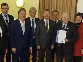 Alfred Burger(4. v. r.) ist seit 1947 beim VdK dabei.  Foto: Klaus-Peter Wulf