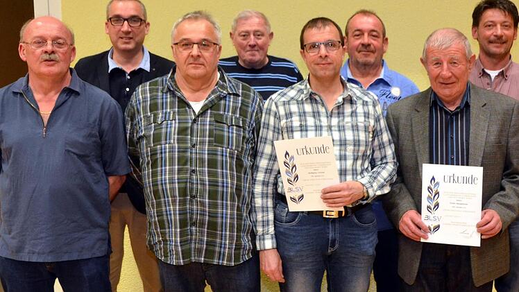 Ehrungen für 60 bzw. 45 Jahre Mitgliedschaft (von links): Peter Häfner, Bürgermeister Andreas Sandwall, Paul Häfner, Manfred Rinker, Wolfgang Lochner, Ludwig Häfner, Erwin Neugebauer und Vorsitzender Stefan Metz.  Foto: Peter Rauch