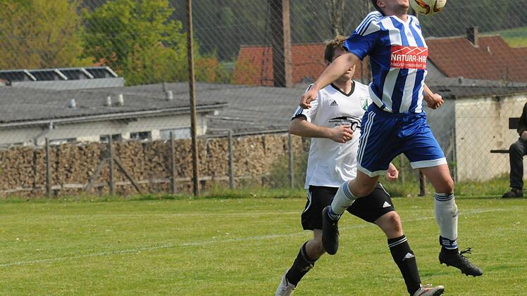 Die SG Oberleichtersbach/Modlos (blaues Trikot) hatte auch beim Ergebnis (3:1) gegen Albertshausen die Nase vorn. Foto: ssp