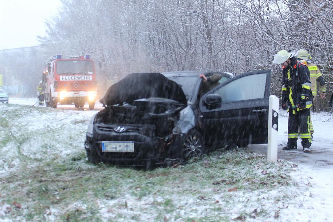 Drei Fahrzeuge waren in Bayreuth auf schneeglatter Fahrbahn in einen Unfall verwickelt.