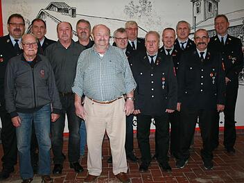 Die Jubilare der Freiwilligen Feuerwehr Lauter: Egon Gessner (von links), Thomas Nürnberger, Horst Schlereth, Siegbert Fehr, Georg Fehr, Hilmar Gessner, Kurt Manger, Rainer Lang, Peter Schlereth, Roland Beck, Roland Hartmann, Dieter Hartman und Kommandant Matthias Nürnberger. Foto: Gabriele Sell