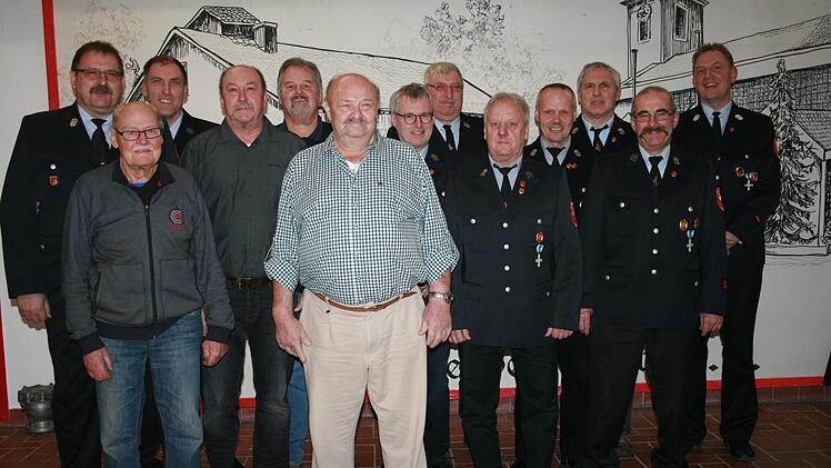 Die Jubilare der Freiwilligen Feuerwehr Lauter: Egon Gessner (von links), Thomas Nürnberger, Horst Schlereth, Siegbert Fehr, Georg Fehr, Hilmar Gessner, Kurt Manger, Rainer Lang, Peter Schlereth, Roland Beck, Roland Hartmann, Dieter Hartman und Kommandant Matthias Nürnberger. Foto: Gabriele Sell