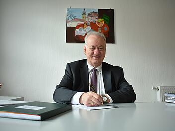 Der Weißenoher Bürgermeister Rudolf Braun bei einer Amtsstunde. Er ist einer der  vier dienstältesten Bürgermeister im Landkreis Forchheim und zugleich Vorstandsmitglied  im  Bayerischen Gemeindetag. Foto: Petra Malbrich