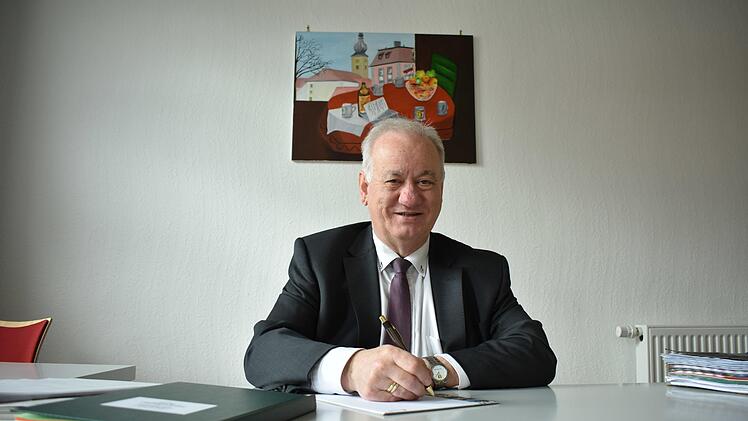 Der Weißenoher Bürgermeister Rudolf Braun bei einer Amtsstunde. Er ist einer der  vier dienstältesten Bürgermeister im Landkreis Forchheim und zugleich Vorstandsmitglied  im  Bayerischen Gemeindetag. Foto: Petra Malbrich