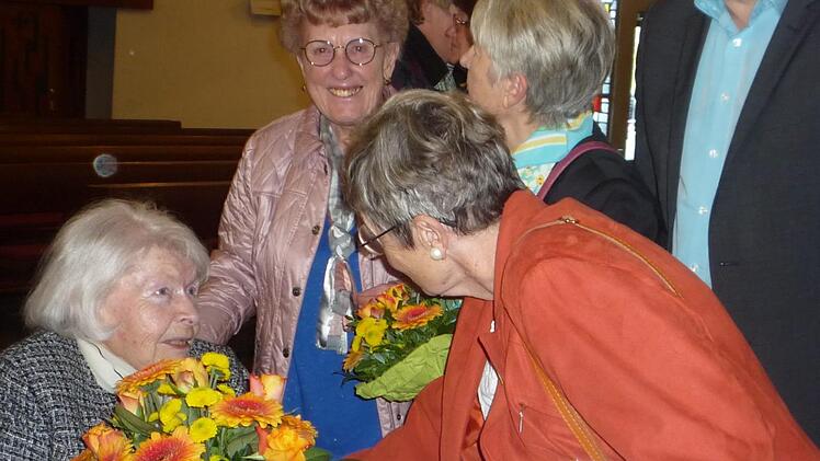 Martha Häfner (links), die hier Glückwünsche entgegen nimmt, steht seit 33 Jahren an der Spitze des Buckenhofener Müttervereins. Foto: Elisabeth Götner