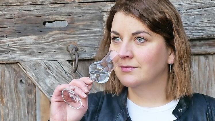 Ina Kirschner prüft das Aroma ihres "gebrannten Glücks".