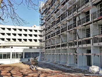 Der Neubau (rechts, 98 Zimmer) wird durch einen Brückengang an das Hauptgebäude (hinten; 174 Zimmer) angeschlossen.