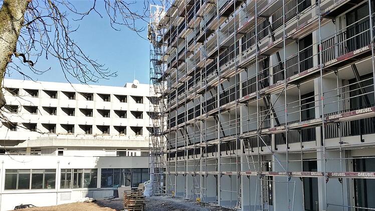 Der Neubau (rechts, 98 Zimmer) wird durch einen Brückengang an das Hauptgebäude (hinten; 174 Zimmer) angeschlossen.