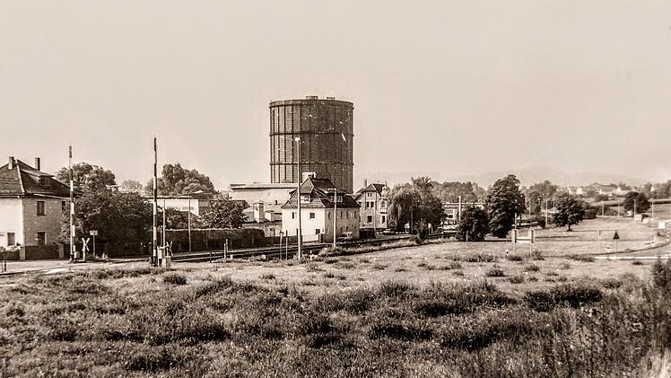 Blick zur Dieselstraße in Neustadt 1982 - damals stand noch der markante hohe Gaskessel.