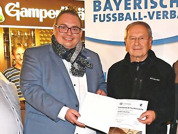 Karlheinz Deuerling (Zweiter von rechts) hat den Ehrenamtspreis des DFB erhalten. Dazu gratulierten (von links) Andreas Roth, Andreas Vogler und Michael Deuerling.