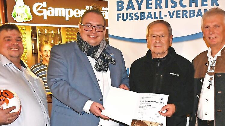 Karlheinz Deuerling (Zweiter von rechts) hat den Ehrenamtspreis des DFB erhalten. Dazu gratulierten (von links) Andreas Roth, Andreas Vogler und Michael Deuerling.