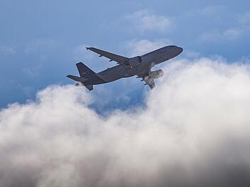 Urlaubs-Flieger plötzlich führerlos: Pilot geht aufs Klo - Co-Pilot fällt in Ohnmacht