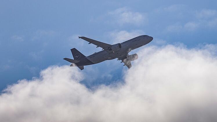 Urlaubs-Flieger plötzlich führerlos: Pilot geht aufs Klo - Co-Pilot fällt in Ohnmacht