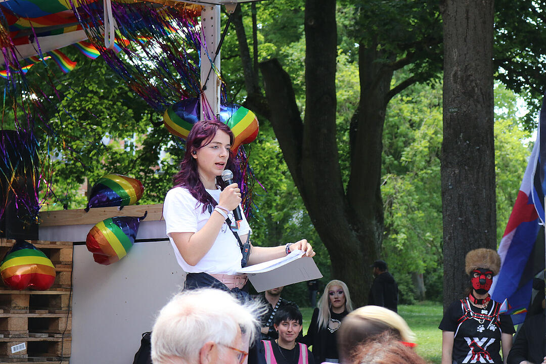 Mit über 1000 Besuchern ist der Hofer Christopher Street Day 2025 ein voller Erfolg gewesen. Das sind unsere Highlights gewesen.