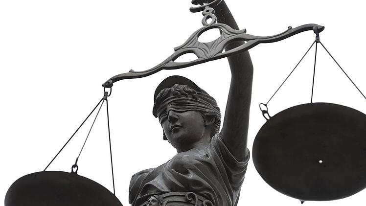 Unter Justitias Augen stand gestern ein 33-jähriger Mann. Foto: David Ebener/dpa