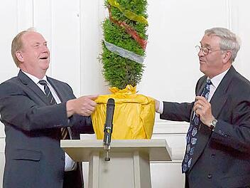 Gerade noch im letzten Moment fiel dem ehemaligen Untermerzbacher Bürgermeister Walter Eichhorn als Vertreter der Pfarreiengemeinschaft Seßlach ein: Er hatte doch noch ein Geschenk - einen Lebensbaum für Bürgermeister Werner Thomas (links).Fotos: Albert Höchstädter