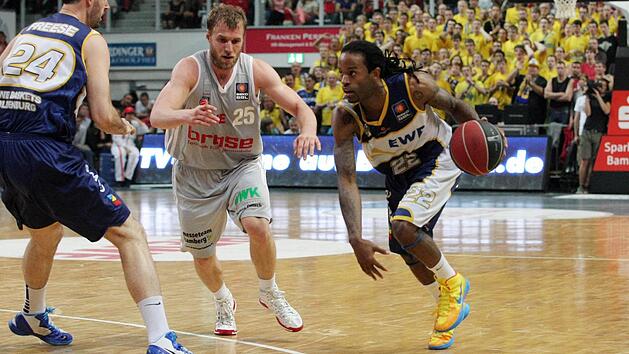 Anton Gavel (l.) l&auml;sst seinem ehemaligen Teamkollegen Julius Jenkins kaum mehr Freir&auml;ume. Foto: sportpress