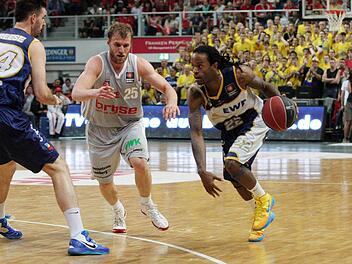 Anton Gavel (l.) lässt seinem ehemaligen Teamkollegen Julius Jenkins kaum mehr Freiräume. Foto: sportpress