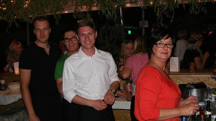 Matthias Dorsch, Hubert Scheidel, Christian Ulbrich und Martina Scheidel (von links) vom Höchstadter Skiclub hatten hinter der Bar alle Hände voll zu tun.