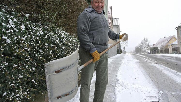Walter Stappenbacher schippt den Schnee nicht nur vor seinem Anwesen, sondern deutlich ein paar Meter mehr. Der Rentner im (Un)Ruhestand hat sich seine Schippe selbst gebaut: "Die schafft a bissla mehr".