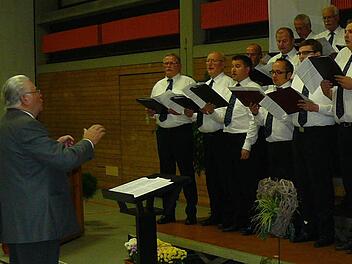Christian Knörrer (ganz links) in Aktion: Seit 50 Jahren leitet er den Gesangverein Feuln-Waizendorf - hier in der Singgemeinschaft mit den Aktiven aus Lindau. Foto: Archiv