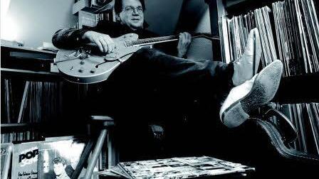 So kannte man ihn und sah er sich auch selbst gerne: Lothar Westermeier auf den Spuren von Elvis. Der Vollblut-Musiker und langjährige Tageblatt-Redakteur ist im Alter von 69 Jahren gestorben. Foto: Hagen Lehmann