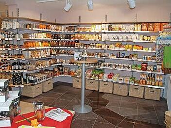 Im Weltladen gibt es unter anderem eine große Auswahl an Lebensmitteln.