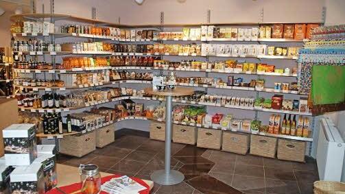 Im Weltladen gibt es unter anderem eine große Auswahl an Lebensmitteln.