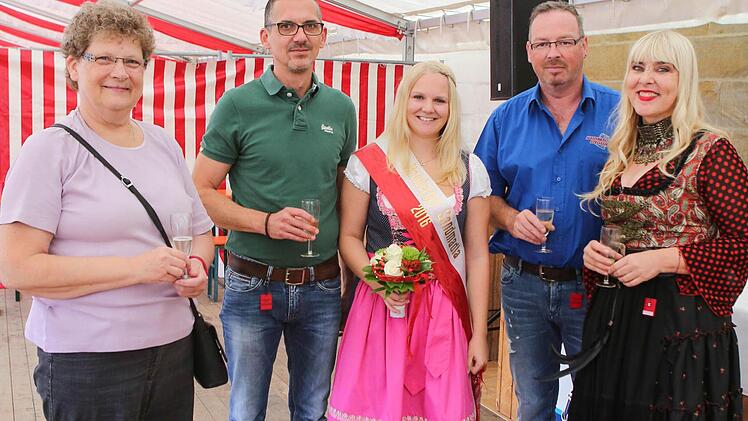 Die Gewinnerin mit den Juroren Gisela Bosch, Jürgen Wirth,Jügen Winkler und Sonja Eichfelder (von links) Foto: RiegerPress