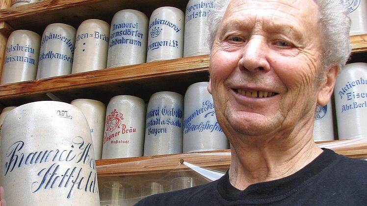 Herbert Bott veranstaltet am Samstag, 12. August, in und an der Eltmanner Stadthalle von 7.30 bis 14 Uhr zum siebten Mal eine Bierkrugsammelbörse der "Fördergemeinschaft von Brauerei-Werbemittel-Sammlern". Dort gibt es auch wieder seltene Exemplare zu bestaunen. Etwa den 0,9-Literkrug der ehemaligen Stettfelder Brauerei Hertlein aus den 1930er- oder 40er-Jahren.  Foto: Ralf Naumann