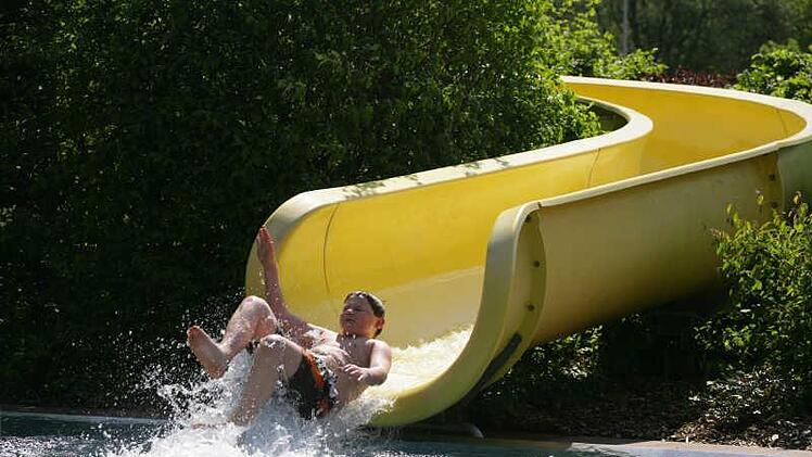 Die Zapfendorfer Wasserrutsche wird auch in dieser Saison gerade bei den jüngeren Besuchern hoch im Kurs stehen.Archivfoto: Matthias Hoch