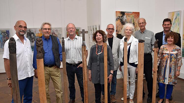 Galerist Egon Stumpf und die Künstler Roland Schaller, Werner Kiesel, Irmtraud Klug-Berninger, Gerhard Nerowski, Cornelia Krug-Stührenberg und Magnus P. Kuhn, weiterhin Knetzgaus zweiter Bürgermeister Bernhard Jilke und Galeristin Eleonore Schmidts-Stumpf (von links).