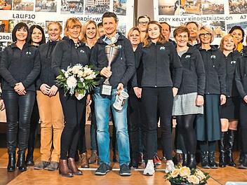 Die Sieger der ASC Vereinsmeisterschaft mit dem Vereinsmeister Georg Hochwart (Mitte) mit Ulrike Knoth und Lena Rehe Foto: pruivat