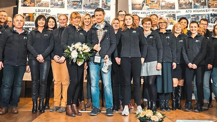 Die Sieger der ASC Vereinsmeisterschaft mit dem Vereinsmeister Georg Hochwart (Mitte) mit Ulrike Knoth und Lena Rehe Foto: pruivat