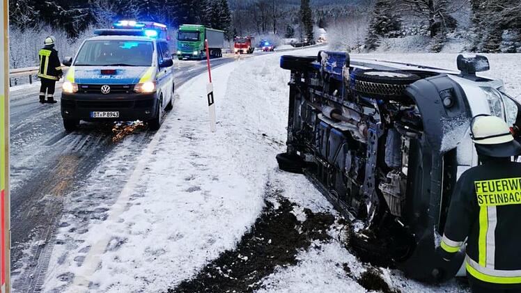 Der Kleinbus hat sich &uuml;berschlagen. Foto: Feuerwehr Steinbach am Wald