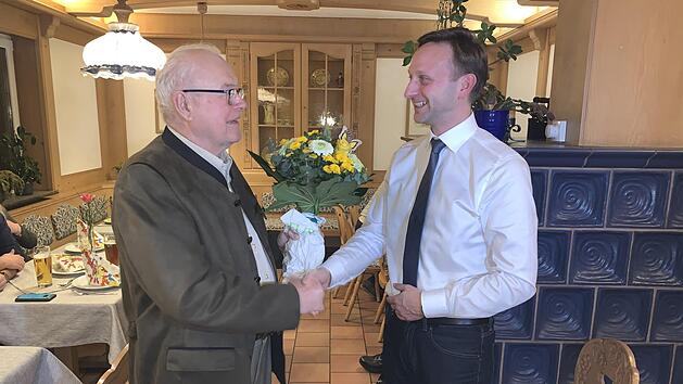 Zu den ersten Gratulanten von B&uuml;rgermeister Robert Bosch (rechts) z&auml;hlte Siegfried Fr&ouml;ba, der stellvertretende Kreisvorsitzende der Senioren-Union. Foto: privat