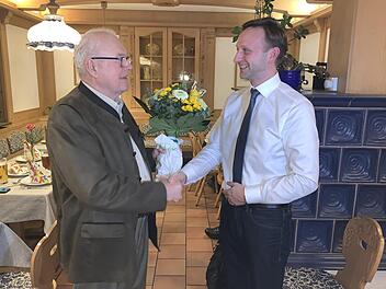 Zu den ersten Gratulanten von Bürgermeister Robert Bosch (rechts) zählte Siegfried Fröba, der stellvertretende Kreisvorsitzende der Senioren-Union. Foto: privat