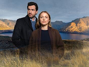 Detective Sergeant Anais Mallory (Chelsie Preston Crayford) und ihr Kollege Detective Simon Delaney (Matt Whelan) müssen sich zunächst beschnuppern, erweisen sich aber schon bald als gut harmonierendes Ermittlerteam in Queenstown.