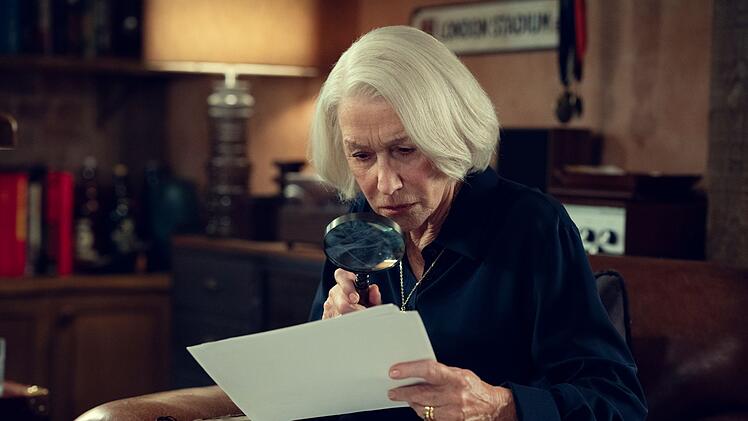 Elizabeth (Helen Mirren) hat jede Menge Erfahrung mit kriminellen Machenschaften und kennt auch die Werkzeuge, um sie offenzulegen.