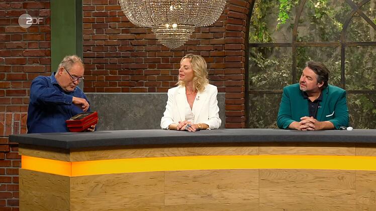 "Ich habe von Weitem gesehen: Das ist Cartier ... Gott sei Dank nicht", erkl&auml;rte Walter Lehnertz laut. "Ein Schmuckk&auml;sten", erkannte der H&auml;ndler. "Ein schmuckes K&auml;stchen", kalauerte Benjamin Leo Leo. Daniel Meyer fragte: "Gibt es ein Geheimfach oder so?" Lehnertz negierte dies, "aber vielleicht kann die was" ...