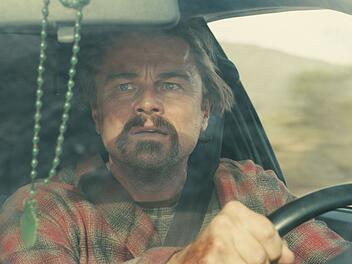 Bob (Leonardo DiCaprio) wird in "One Battle After Another" von seiner Vergangenheit eingeholt.