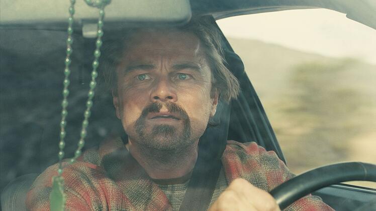 Bob (Leonardo DiCaprio) wird in "One Battle After Another" von seiner Vergangenheit eingeholt.