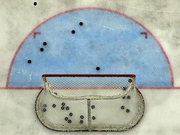 Auf dem Spielfeld wurde es nach dem Eishockeyspiel am Sonntagabend zwischen dem Höchstadter EC und Memmingen ruhig - abseits der Eisfläche jedoch nicht: Einzelne Anhänger des Höchstadter Eishockeyclubs attackierten im Höchstadter Eisstadion die Gäste-Fans. Symbolfoto: David Ebener dpa/lnw