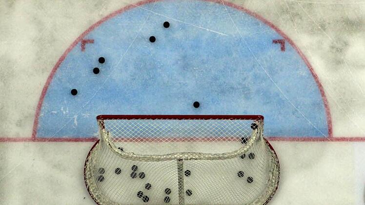 Auf dem Spielfeld wurde es nach dem Eishockeyspiel am Sonntagabend zwischen dem Höchstadter EC und Memmingen ruhig - abseits der Eisfläche jedoch nicht: Einzelne Anhänger des Höchstadter Eishockeyclubs attackierten im Höchstadter Eisstadion die Gäste-Fans. Symbolfoto: David Ebener dpa/lnw