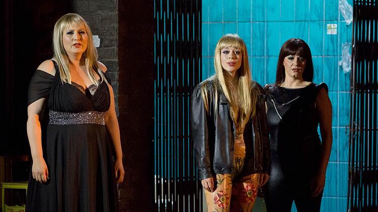 Die Rheintöchter: Okka von der Damerau (Floßhilde), Mirella Hagen (Woglinde), Julia Rutigliano (Wellgunde) Foto: Bayreuther Festspiele/Jörg Schulze