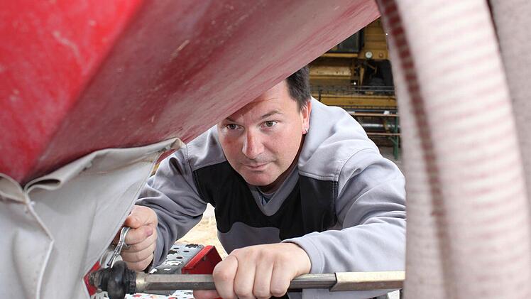 Der Krumer Landwirt Volker Schuler bei einer Prüfungsaufgabe: Er muss eine Drillmaschine für die Rapsaussaat einsatzfertig machen.